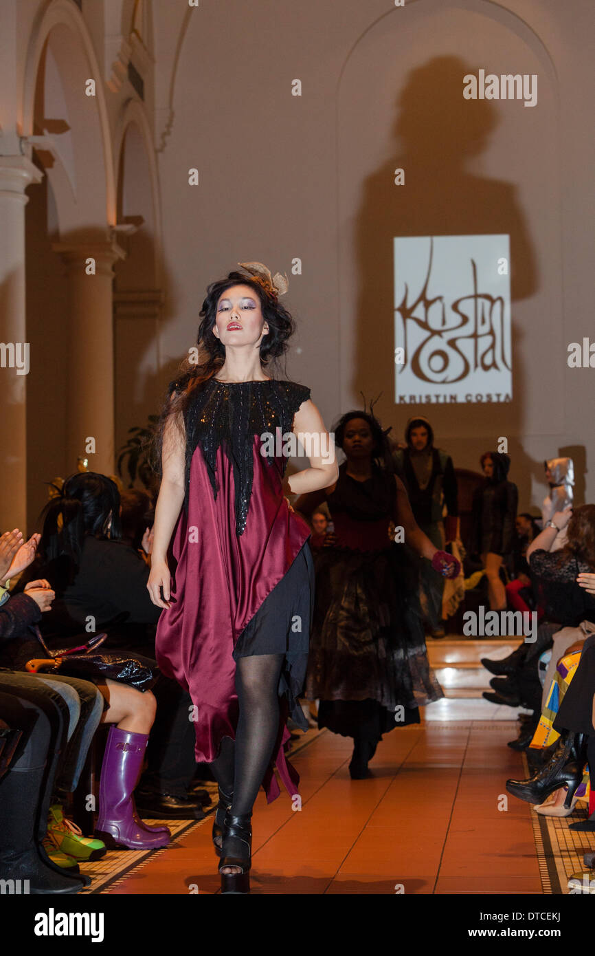 New York Fashionweek. Eine Modenschau Februar, 13 im Heiligen Apostel Ballroom in Chelsea, Manhattan. Dieses Ereignis war ein Vorteil für die Love146.org zu Ende Kinderhandel. Auf diesem Foto: Mode-Designer Kristin Costa (Couture Fashion Week, Victoria Secret Flügel mit Izquierdo Studios) präsentiert "Schattenseite". Stockfoto