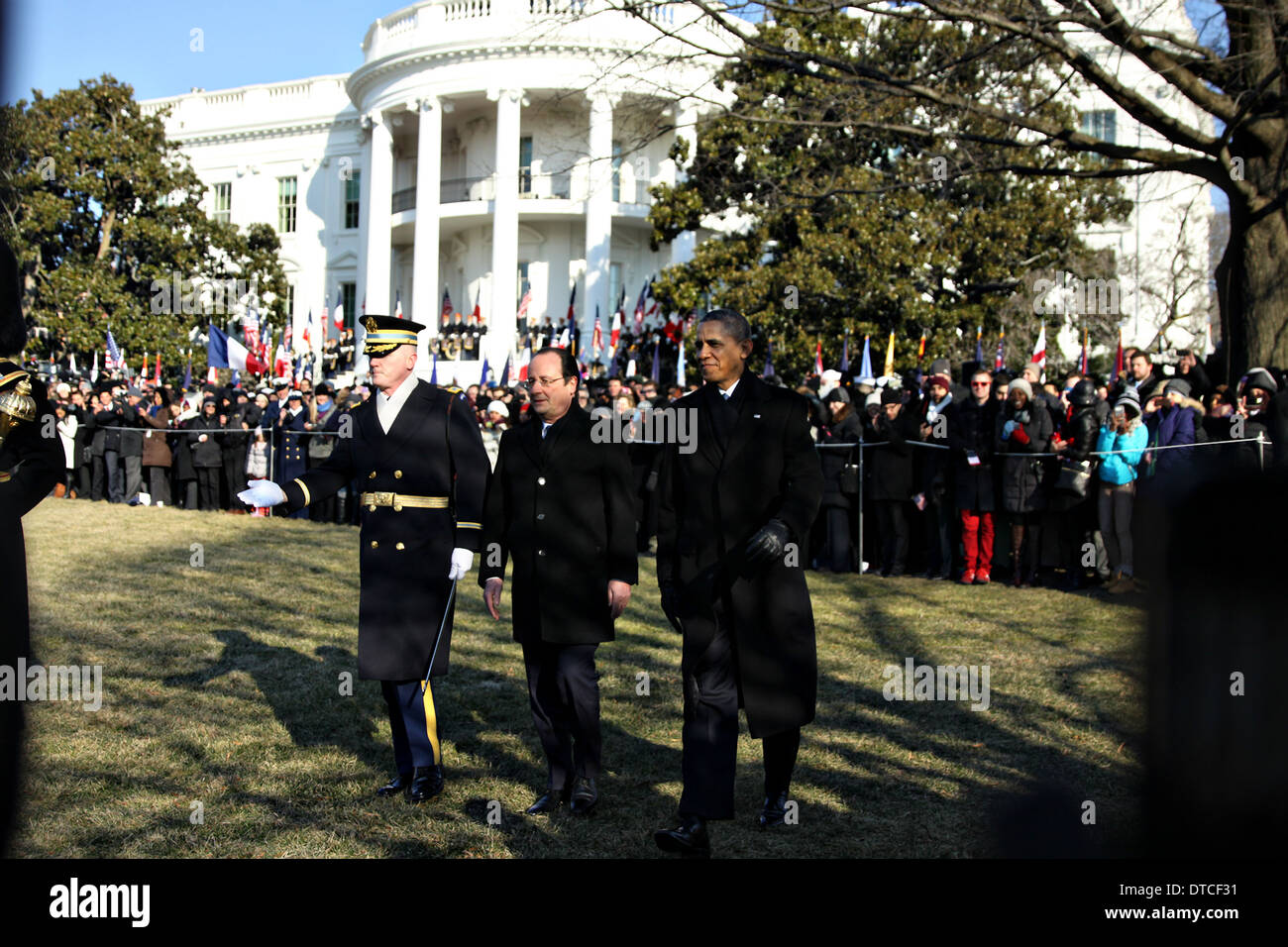 US-Präsident Barack Obama Escort französische Präsident Francois Hollande während der Zeremonie stand Ankunft auf dem South Lawn des weißen Hauses 11. Februar 2014 in Washington, D.C. Stockfoto