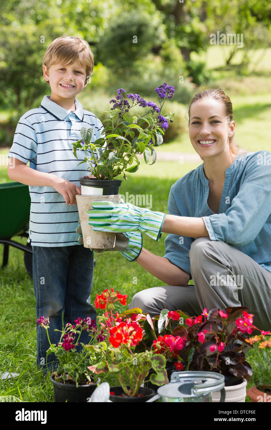 Mutter und Sohn engagiert bei der Gartenarbeit Stockfoto