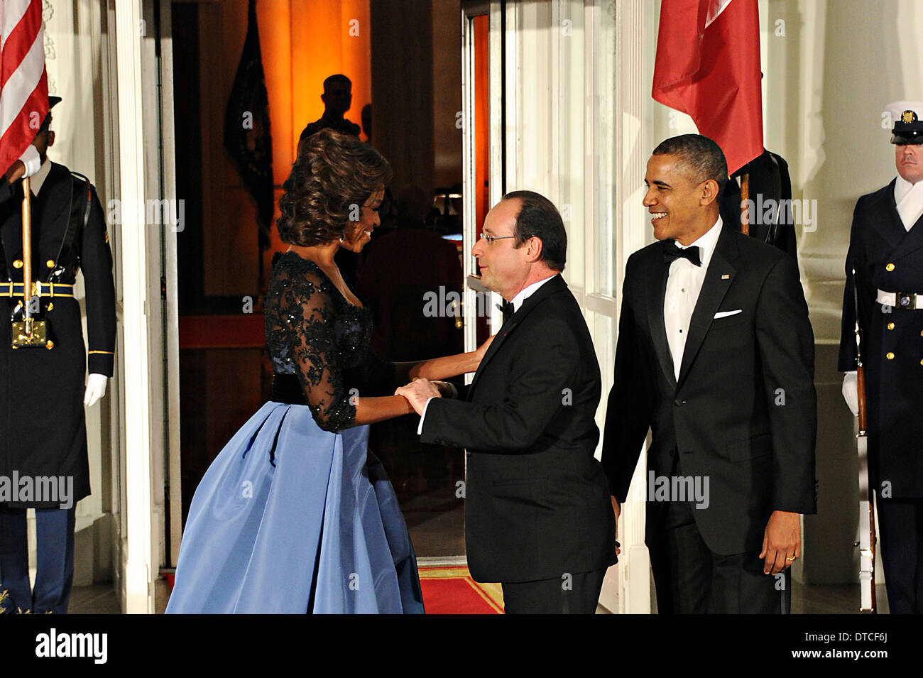 US-Präsidentengattin Michelle Obama begrüßt französische Präsident Francois Hollande, wie Präsident Barack Obama auf dem nördlichen Portikus des weißen Hauses 11. Februar 2014 in Washington, D.C. sieht Stockfoto