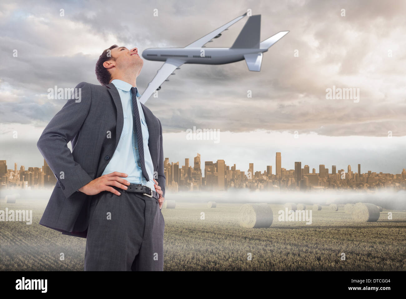 Zusammengesetztes Bild von fröhlich Geschäftsmann mit Händen auf den Hüften Stockfoto