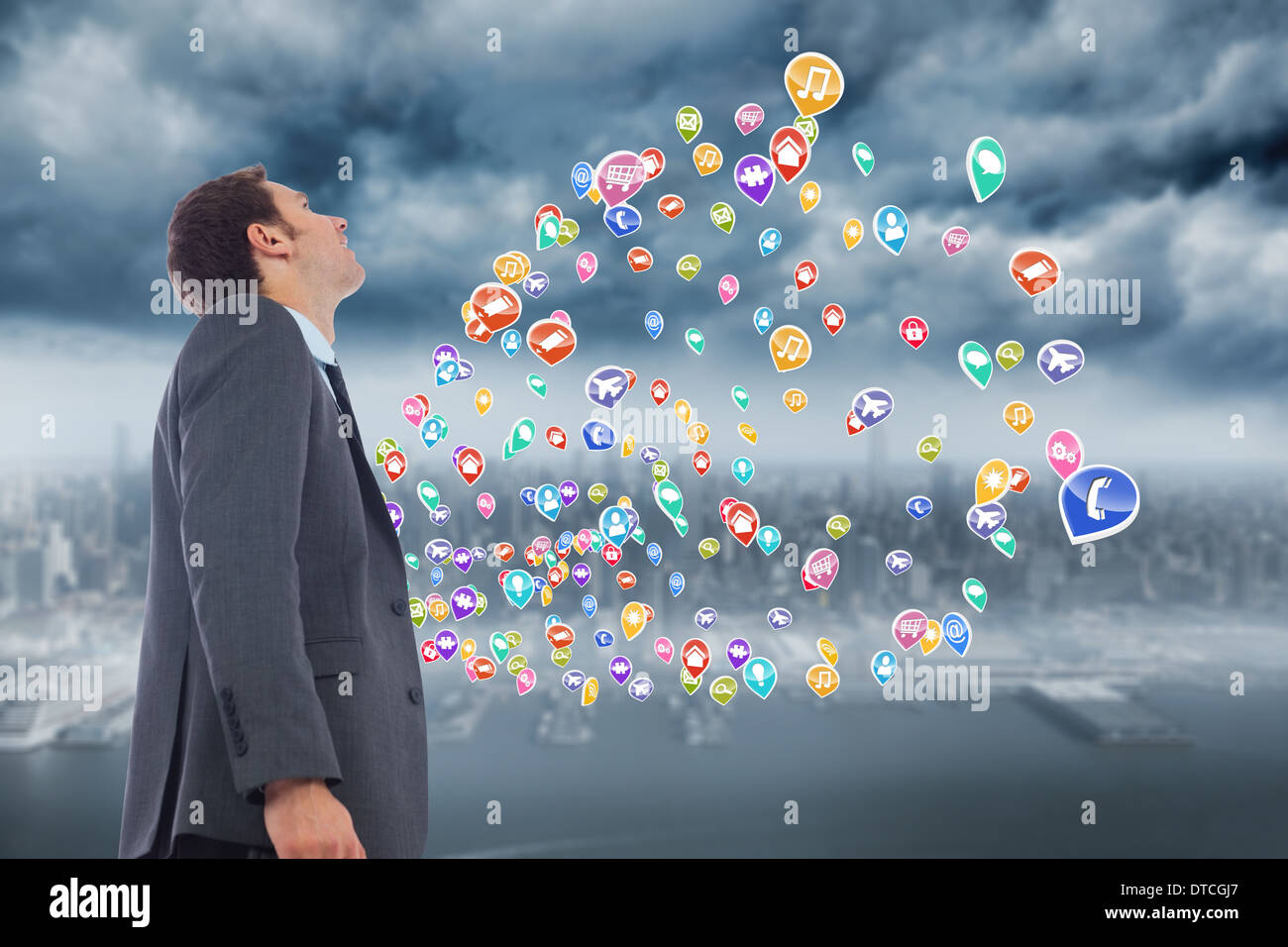 Zusammengesetztes Bild fröhlich schön Kaufmanns stehen Stockfoto