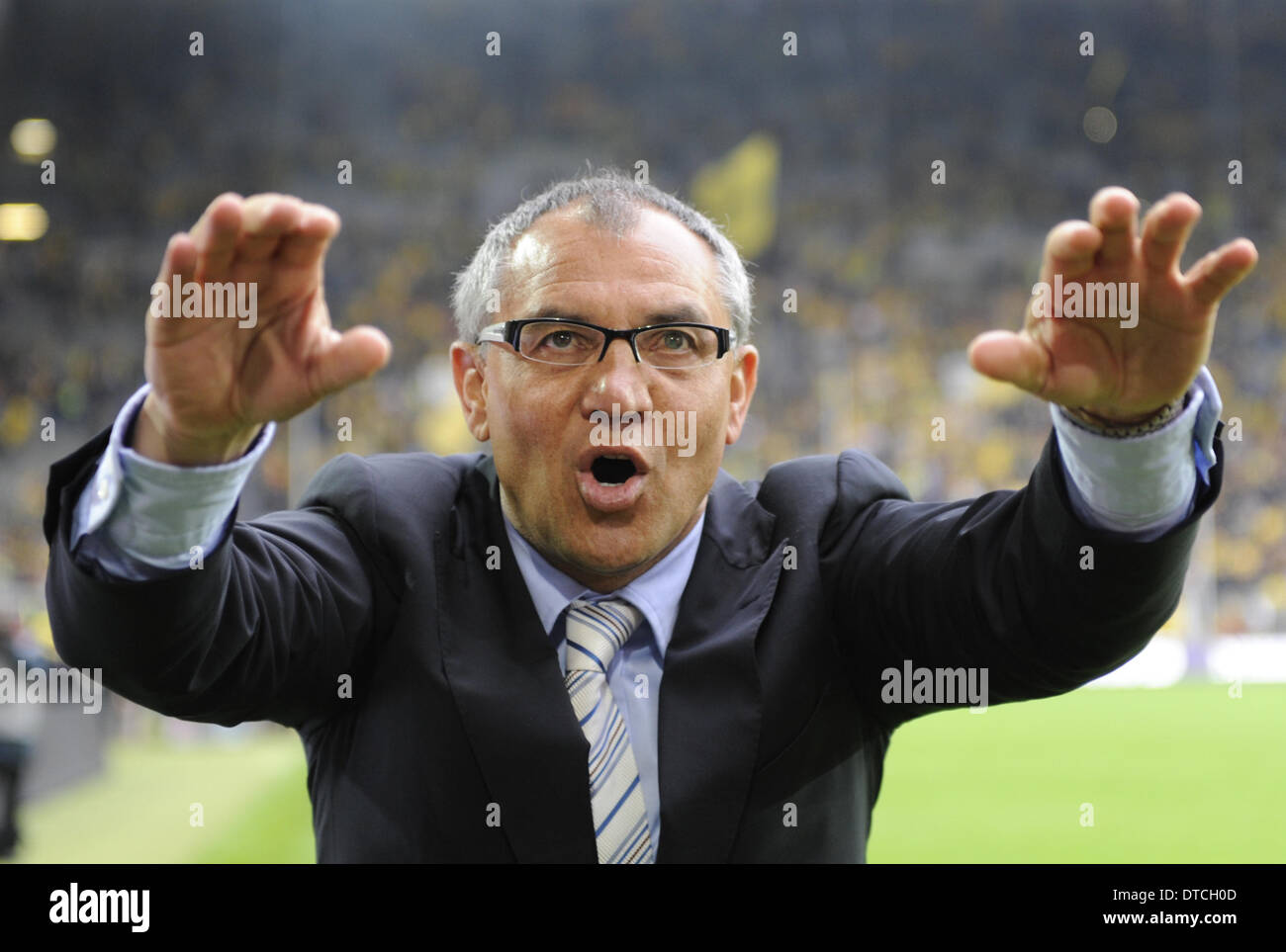 Dortmund, Deutschland. 17. Mai 2008. Wolfsburgs Trainer Felix Magath animiert die Fans nach die Bundesliga-Spiel Borussia Dortmund gegen VfL Wolfsburg im Signal-Iduna-Park Stadion in Dortmund, Deutschland, 17. Mai 2008. Wolfsburg besiegt Dortmund 4: 2 und qualifizierte sich für den UEFA-Pokal. Foto: Bernd Thissen/Dpa/Alamy Live News Stockfoto