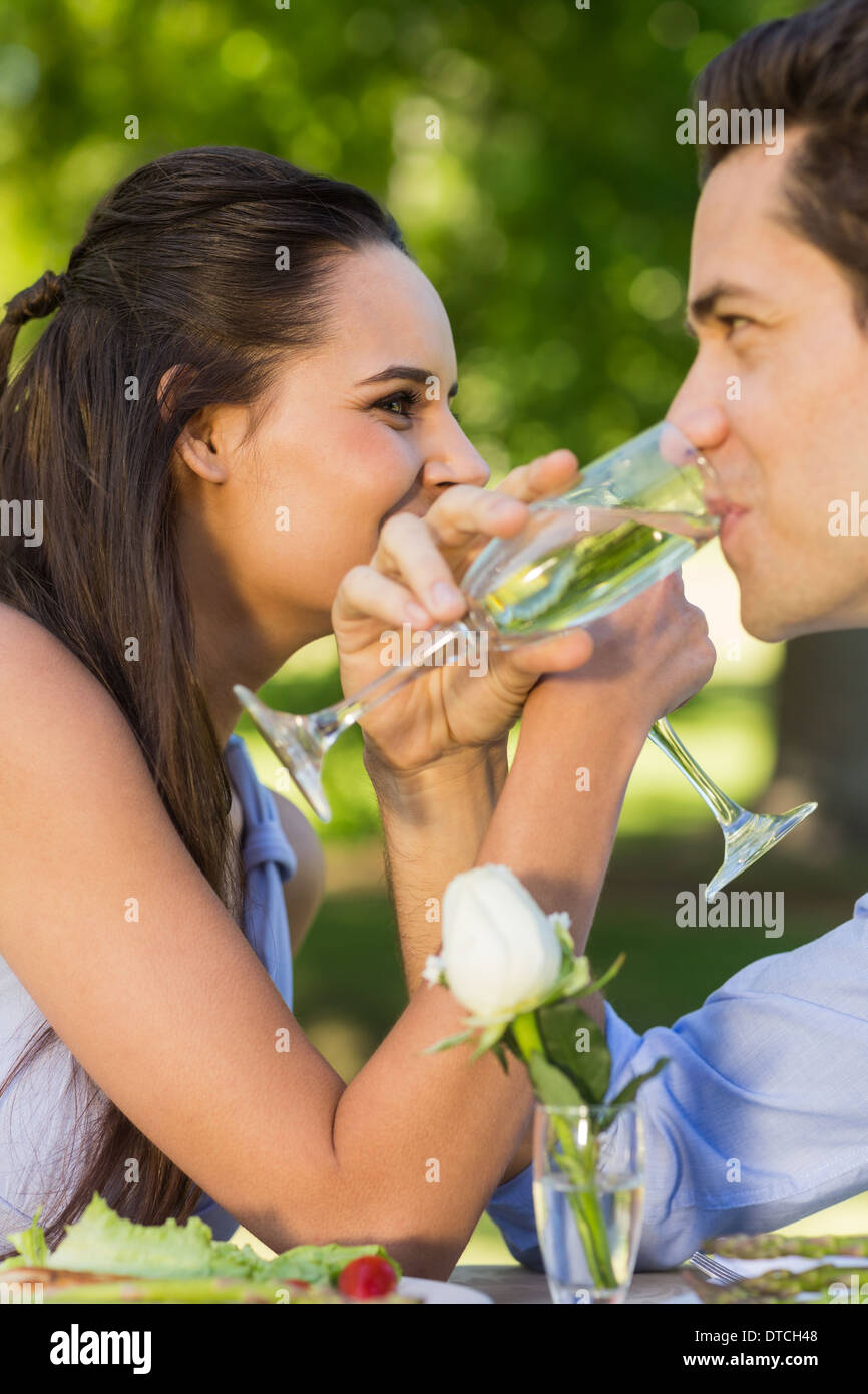 Paar, trinken Champagner am Café im freien Stockfoto