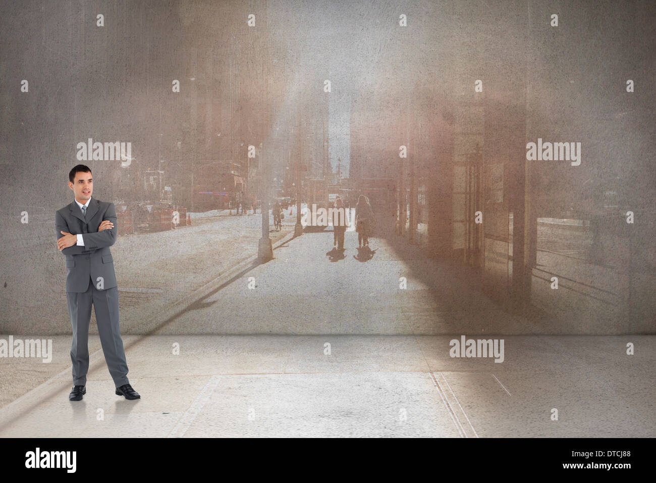 Zusammengesetztes Bild der Geschäftsmann mit verschränkten Armen Stockfoto