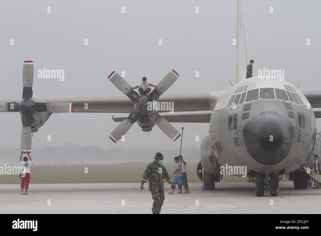 Yogyakarta, Indonesien. 15. Februar 2014. Die Indonesia Air Force Offiziere genannt TNI-AU war die Reinigung Herkules Flugzeug aus vulkanischer Asche verursacht Ausbruch des Vulkan Kelud an Adisucipto Landebahn am 15. Februar 2014 in Yogyakarta, Indonesien. Auswirkungen der Eruption des Vulkans Kelud verschiedene Städte in Java Indonesien. Vulkanischer Asche der Auftritt machte auch eine Reihe von Flügen auf den drei Flughäfen, die eine unbestimmte Frist verschoben. Bildnachweis: ZUMA Press, Inc./Alamy Live-Nachrichten Stockfoto