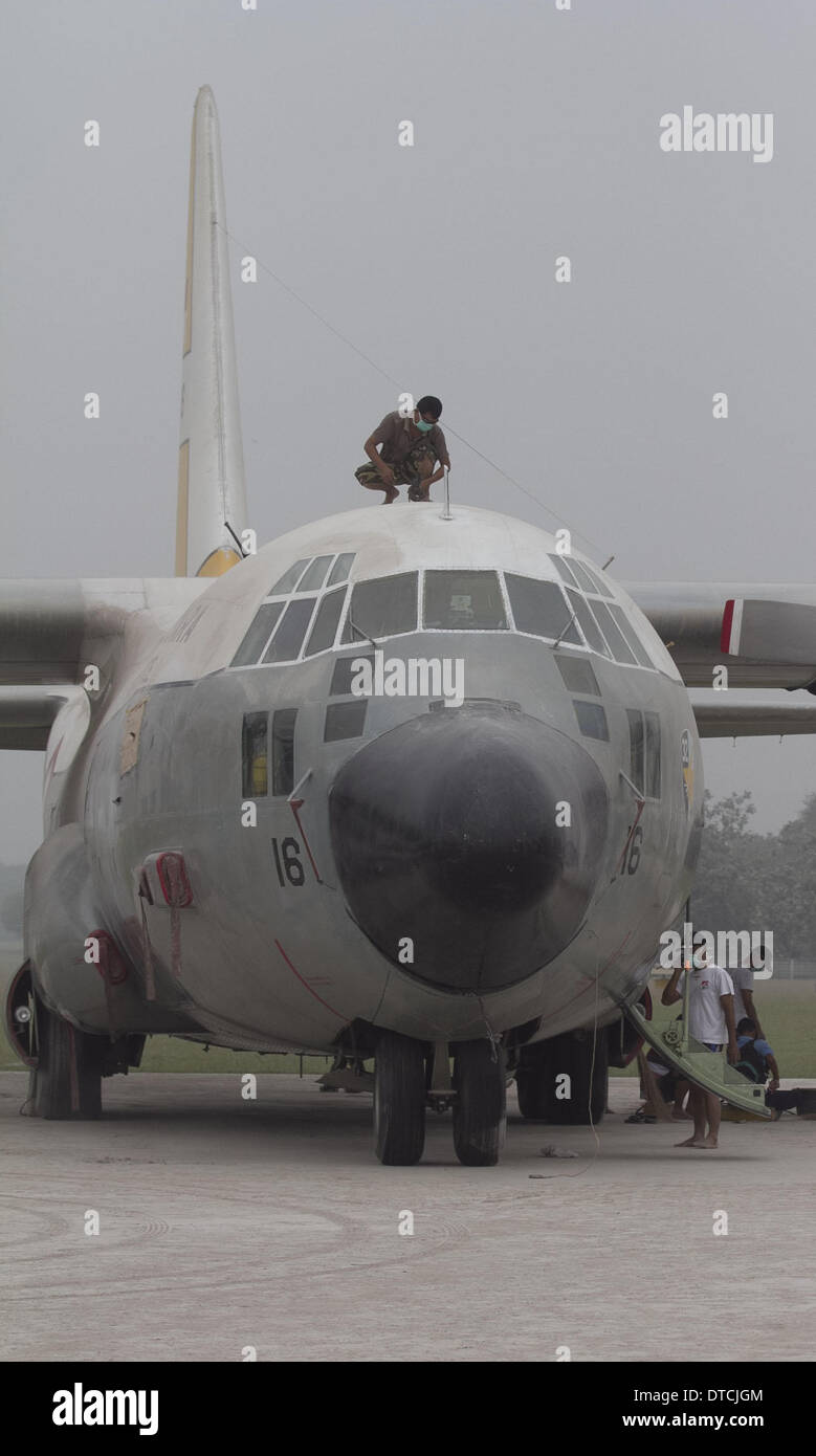 Yogyakarta, Indonesien. 15. Februar 2014. Die Indonesia Air Force Offiziere genannt TNI-AU war die Reinigung Herkules Flugzeug aus vulkanischer Asche verursacht Ausbruch des Vulkan Kelud an Adisucipto Landebahn am 15. Februar 2014 in Yogyakarta, Indonesien. Auswirkungen der Eruption des Vulkans Kelud verschiedene Städte in Java Indonesien. Vulkanischer Asche der Auftritt machte auch eine Reihe von Flügen auf den drei Flughäfen, die eine unbestimmte Frist verschoben. Bildnachweis: ZUMA Press, Inc./Alamy Live-Nachrichten Stockfoto