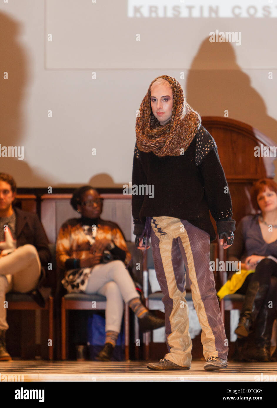 New York Fashionweek. Eine Modenschau Februar, 13 im Heiligen Apostel Ballroom in Chelsea, Manhattan. Dieses Ereignis war ein Vorteil für die Love146.org zu Ende Kinderhandel. Auf diesem Foto: Mode-Designer Kristin Costa (Couture Fashion Week, Victoria Secret Flügel mit Izquierdo Studios) präsentiert "Schattenseite". Stockfoto