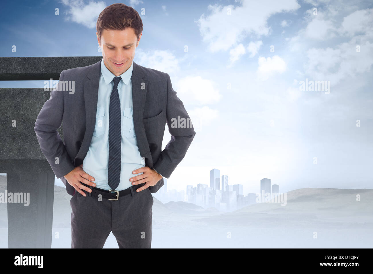 Zusammengesetztes Bild von fröhlich Geschäftsmann stehend mit Händen auf den Hüften Stockfoto