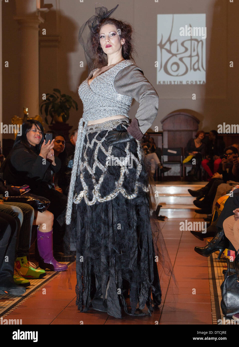 New York Fashionweek. Eine Modenschau Februar, 13 im Heiligen Apostel Ballroom in Chelsea, Manhattan. Dieses Ereignis war ein Vorteil für die Love146.org zu Ende Kinderhandel. Auf diesem Foto: Mode-Designer Kristin Costa (Couture Fashion Week, Victoria Secret Flügel mit Izquierdo Studios) präsentiert "Schattenseite". Stockfoto