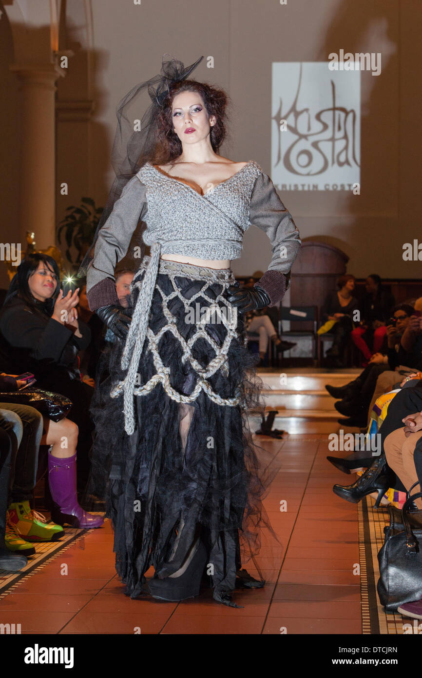 New York Fashionweek. Eine Modenschau Februar, 13 im Heiligen Apostel Ballroom in Chelsea, Manhattan. Dieses Ereignis war ein Vorteil für die Love146.org zu Ende Kinderhandel. Auf diesem Foto: Mode-Designer Kristin Costa (Couture Fashion Week, Victoria Secret Flügel mit Izquierdo Studios) präsentiert "Schattenseite". Stockfoto