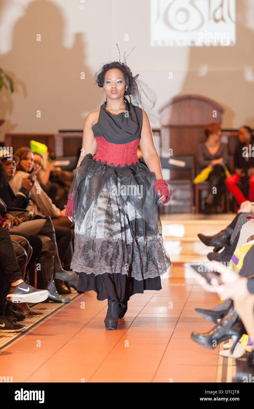 New York Fashionweek. Eine Modenschau Februar, 13 im Heiligen Apostel Ballroom in Chelsea, Manhattan. Dieses Ereignis war ein Vorteil für die Love146.org zu Ende Kinderhandel. Auf diesem Foto: Mode-Designer Kristin Costa (Couture Fashion Week, Victoria Secret Flügel mit Izquierdo Studios) präsentiert "Schattenseite". Stockfoto
