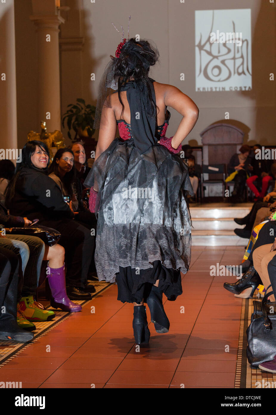 New York Fashionweek. Eine Modenschau Februar, 13 im Heiligen Apostel Ballroom in Chelsea, Manhattan. Dieses Ereignis war ein Vorteil für die Love146.org zu Ende Kinderhandel. Auf diesem Foto: Mode-Designer Kristin Costa (Couture Fashion Week, Victoria Secret Flügel mit Izquierdo Studios) präsentiert "Schattenseite". Stockfoto