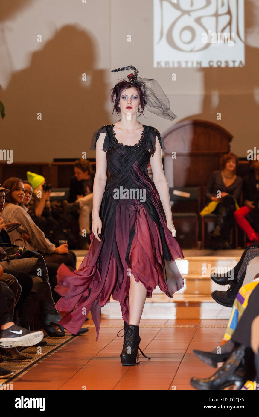 New York Fashionweek. Eine Modenschau Februar, 13 im Heiligen Apostel Ballroom in Chelsea, Manhattan. Dieses Ereignis war ein Vorteil für die Love146.org zu Ende Kinderhandel. Auf diesem Foto: Mode-Designer Kristin Costa (Couture Fashion Week, Victoria Secret Flügel mit Izquierdo Studios) präsentiert "Schattenseite". Stockfoto