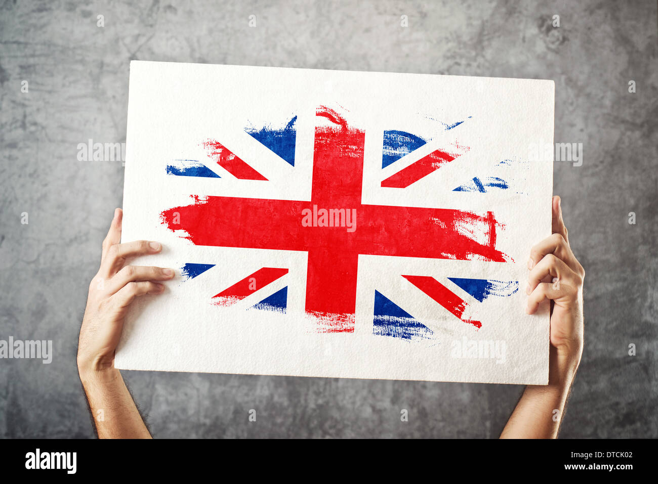 Großbritannien-Flagge. Mann, der Banner mit britischer Flagge hält. Nationalmannschaft, Patriotismus Konzept zu unterstützen. Stockfoto