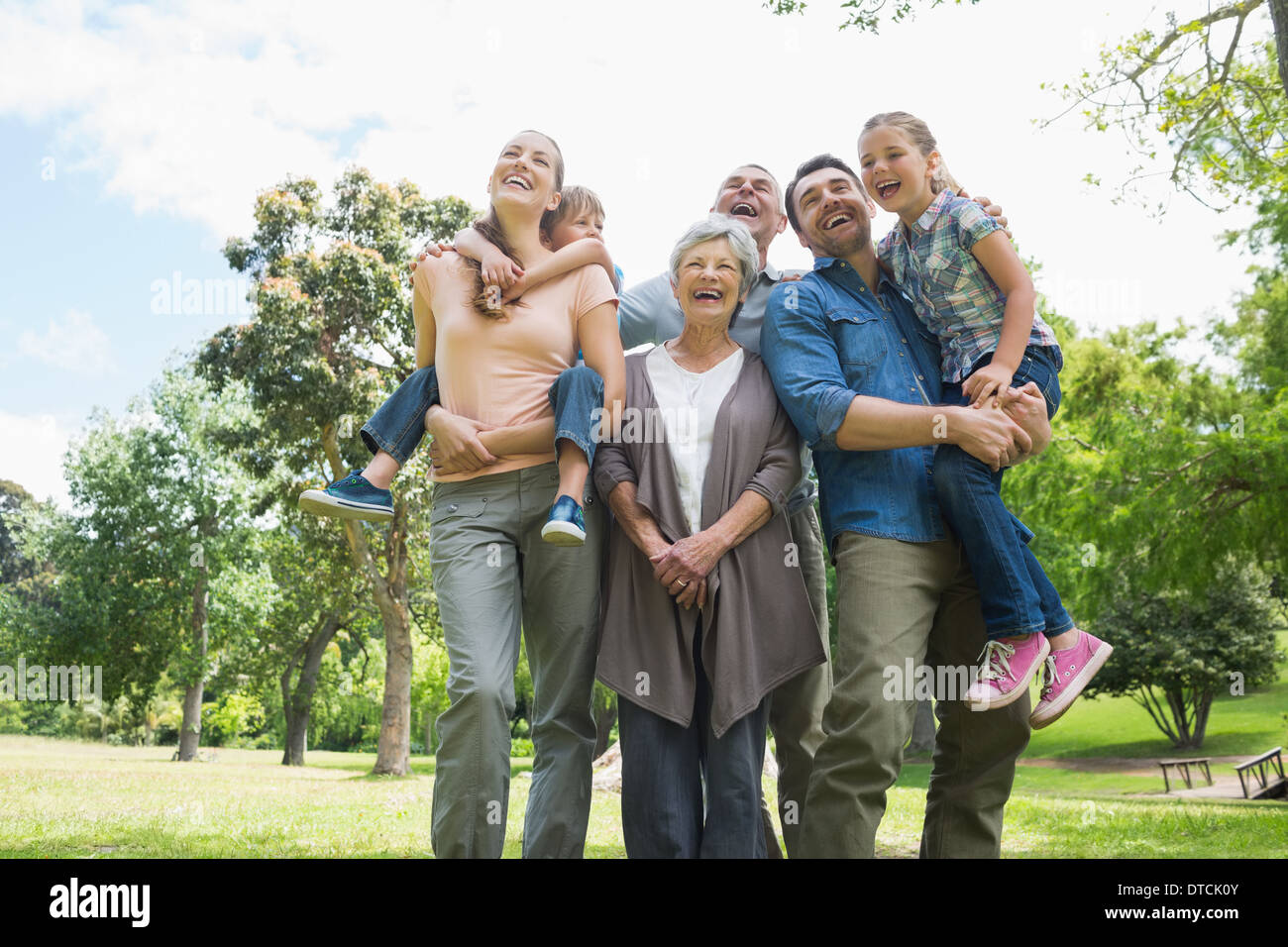 Fröhliche Großfamilie im park Stockfoto