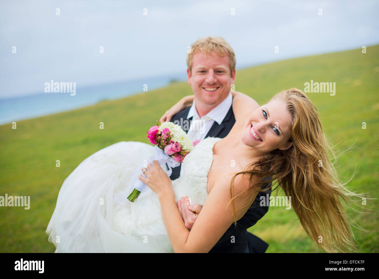 Hochzeit, glückliches Paar in Liebe, geringe Schärfentiefe Feld Schwerpunkt Braut Stockfoto