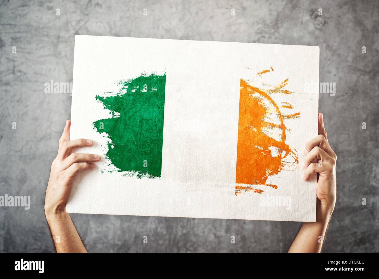 Irland Flagge. Mann, der Banner mit irische Flagge hält. Nationalmannschaft, Patriotismus Konzept zu unterstützen. Stockfoto