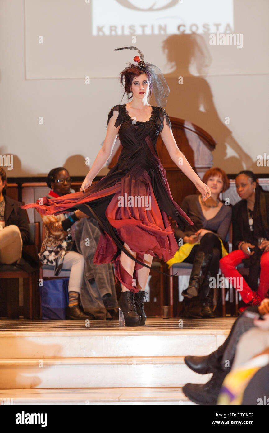 New York Fashionweek. Eine Modenschau Februar, 13 im Heiligen Apostel Ballroom in Chelsea, Manhattan. Dieses Ereignis war ein Vorteil für die Love146.org zu Ende Kinderhandel. Auf diesem Foto: Mode-Designer Kristin Costa (Couture Fashion Week, Victoria Secret Flügel mit Izquierdo Studios) präsentiert "Schattenseite". Stockfoto