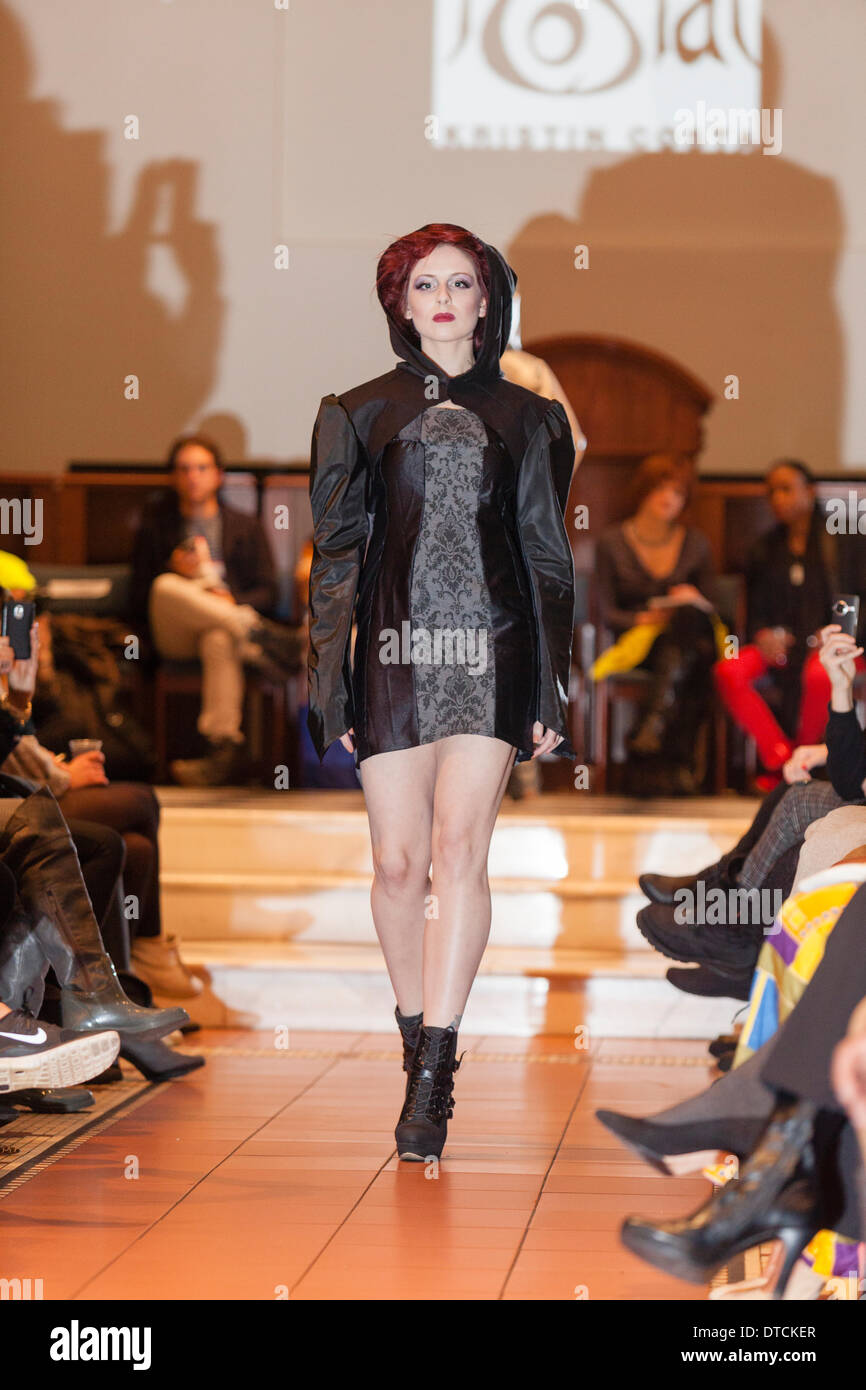 New York Fashionweek. Eine Modenschau Februar, 13 im Heiligen Apostel Ballroom in Chelsea, Manhattan. Dieses Ereignis war ein Vorteil für die Love146.org zu Ende Kinderhandel. Auf diesem Foto: Mode-Designer Kristin Costa (Couture Fashion Week, Victoria Secret Flügel mit Izquierdo Studios) präsentiert "Schattenseite". Stockfoto