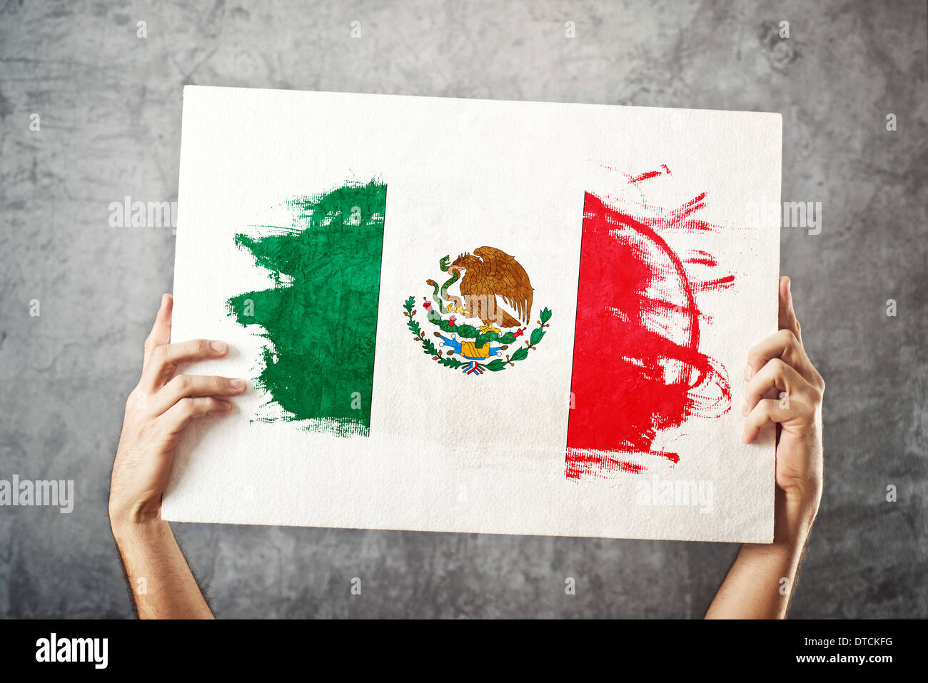 Mexiko-Flagge. Mann hält Banner mit mexikanischen Flagge. Nationalmannschaft, Patriotismus Konzept zu unterstützen. Stockfoto