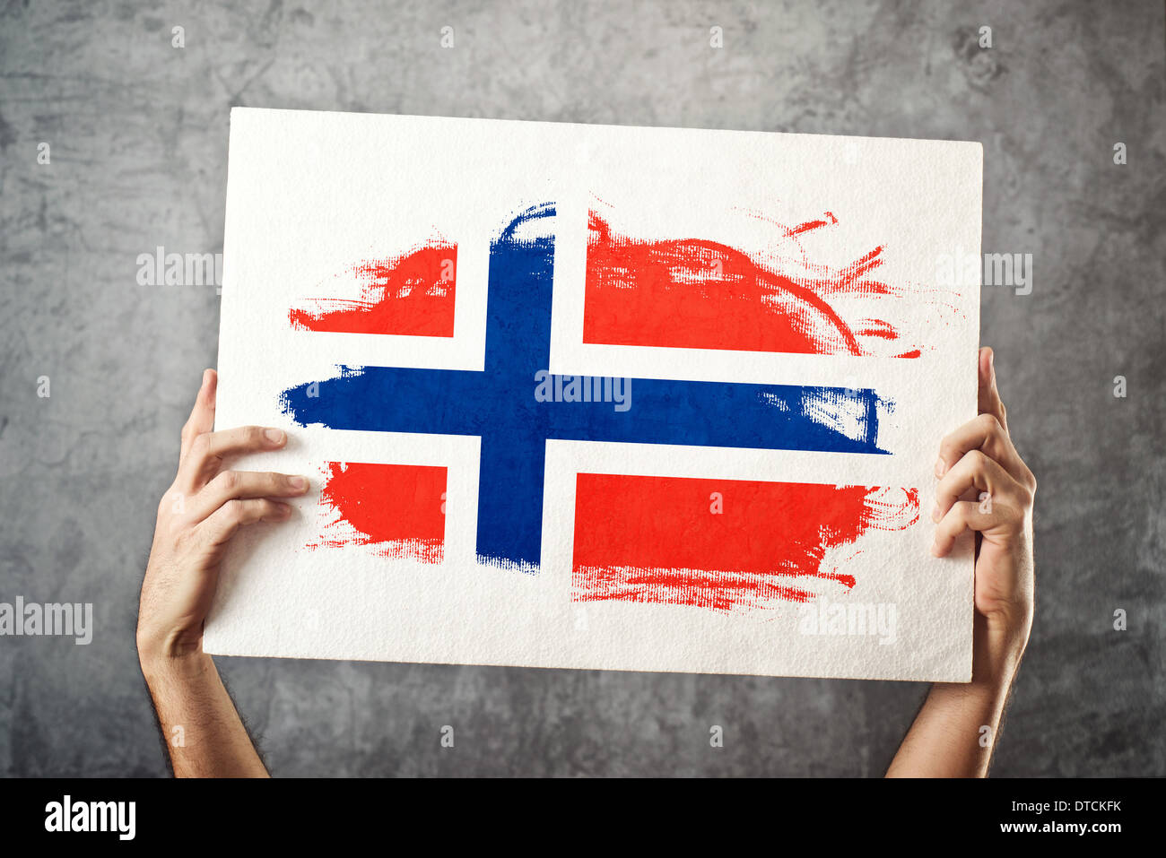 Norwegen-Flagge. Mann, der Banner mit norwegischer Flagge hält. Nationalmannschaft, Patriotismus Konzept zu unterstützen. Stockfoto