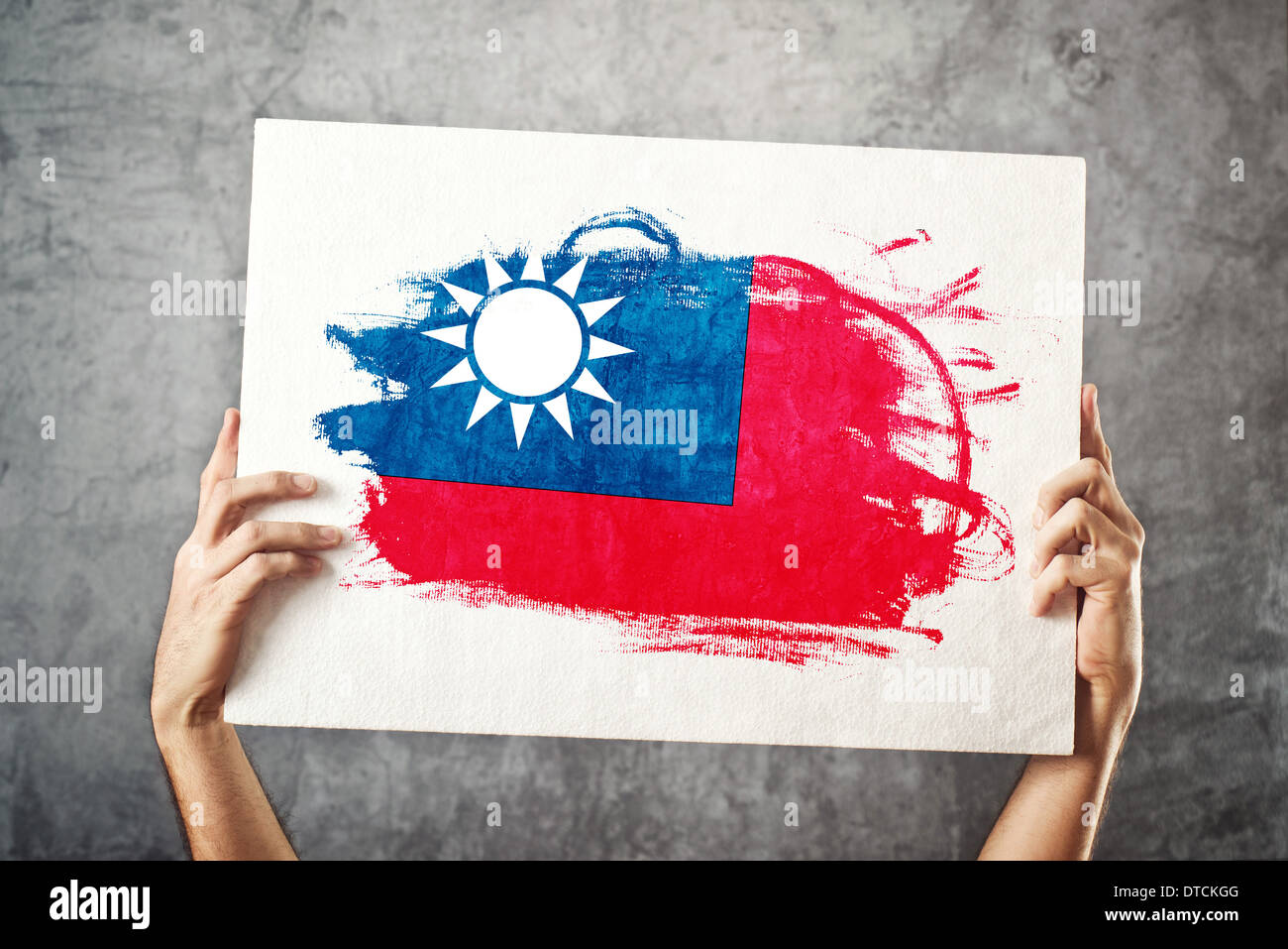 Taiwan-Flagge. Mann, der Banner mit taiwanesischer Flagge hält. Nationalmannschaft, Patriotismus Konzept zu unterstützen. Stockfoto