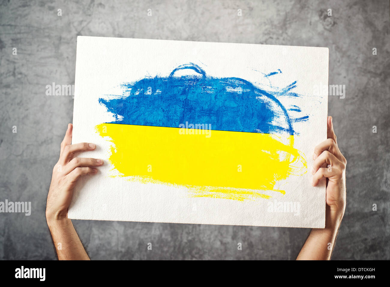 Flagge der Ukraine. Mann, der Banner mit ukrainischen Flagge hält. Nationalmannschaft, Patriotismus Konzept zu unterstützen. Stockfoto