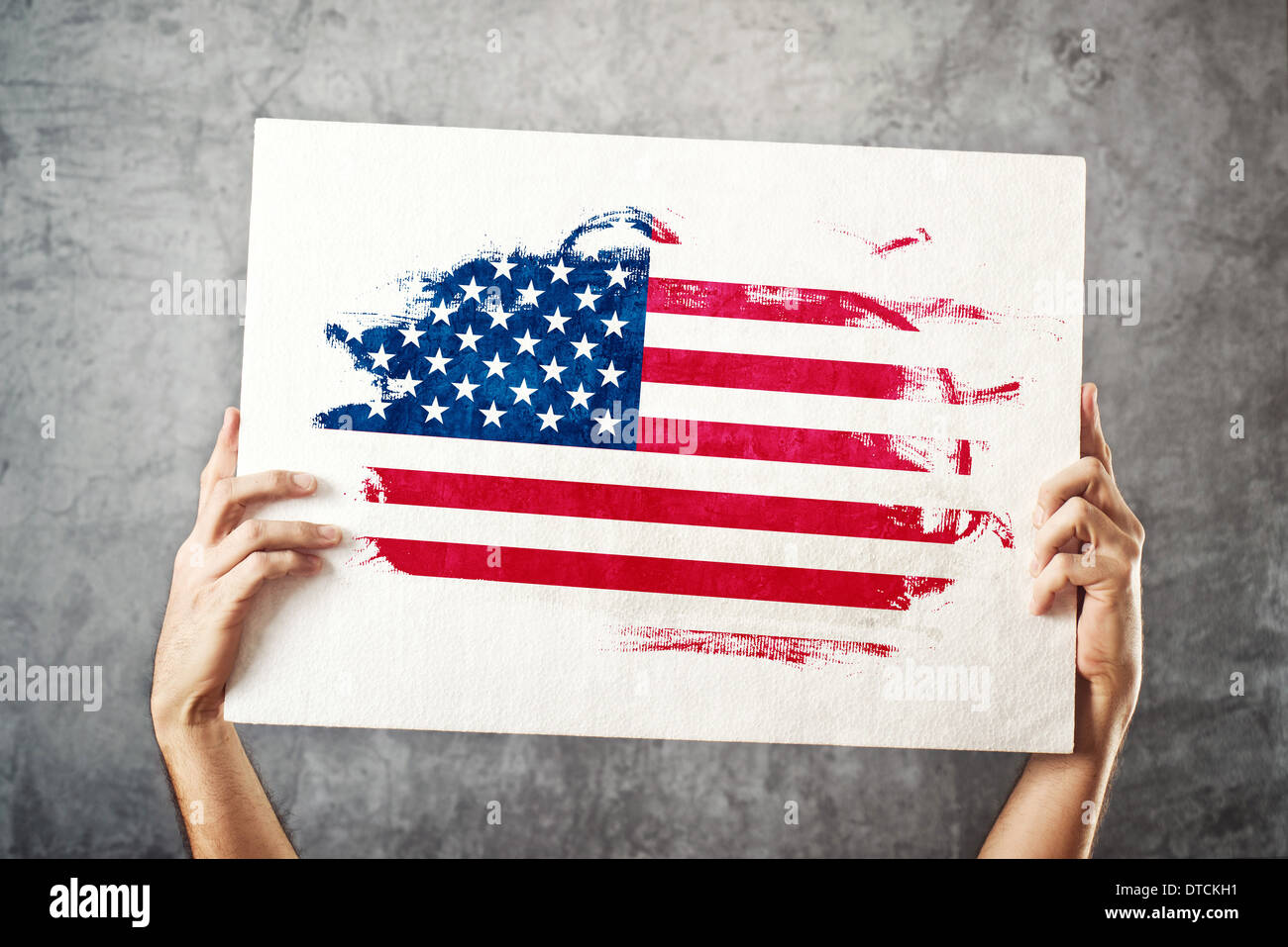 Amerikanische Flagge. Mann hält Banner mit USA-Flagge. Nationalmannschaft, Patriotismus Konzept zu unterstützen. Stockfoto