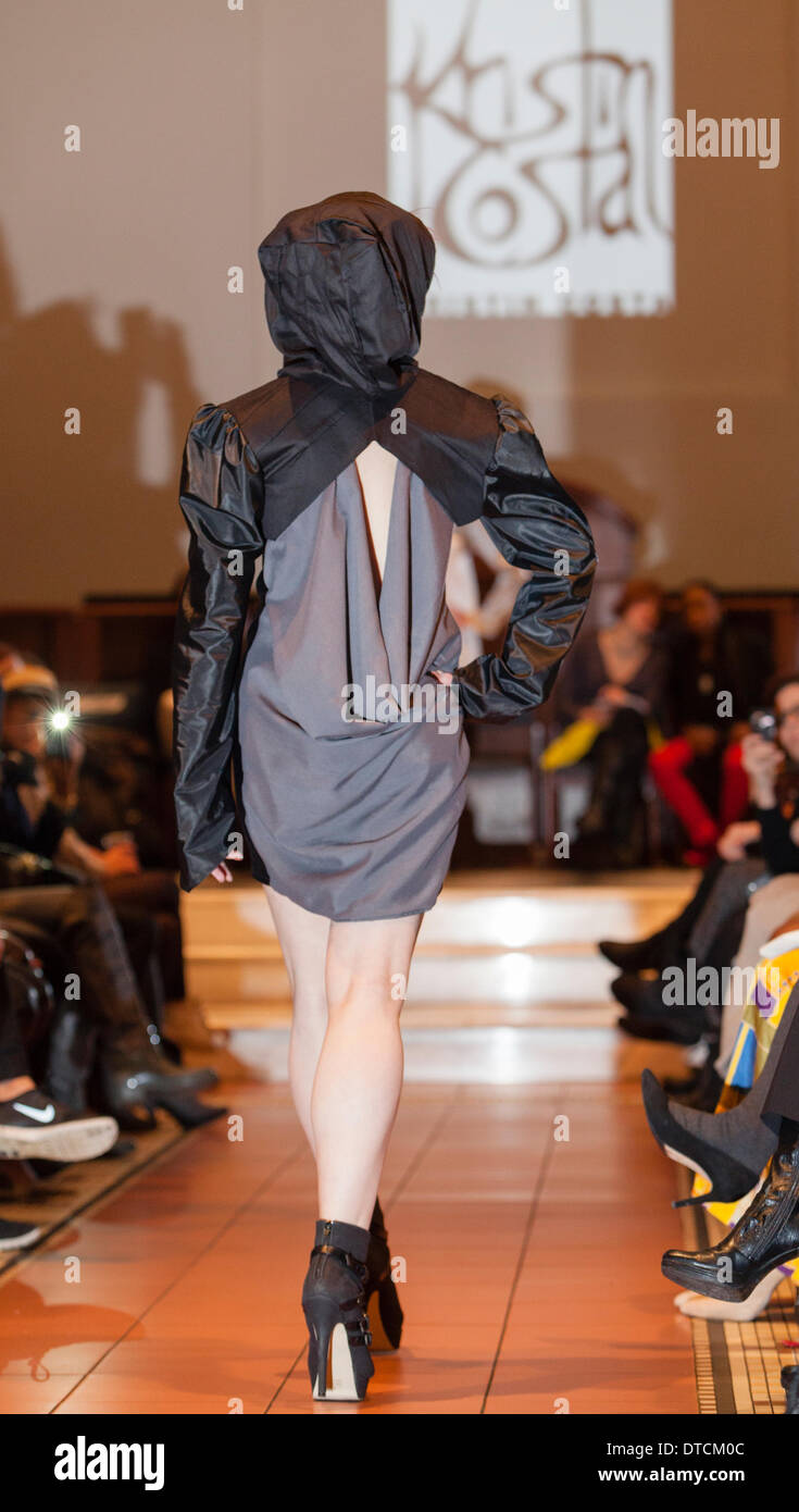 New York Fashionweek. Eine Modenschau Februar, 13 im Heiligen Apostel Ballroom in Chelsea, Manhattan. Dieses Ereignis war ein Vorteil für die Love146.org zu Ende Kinderhandel. Auf diesem Foto: Mode-Designer Kristin Costa (Couture Fashion Week, Victoria Secret Flügel mit Izquierdo Studios) präsentiert "Schattenseite". Stockfoto