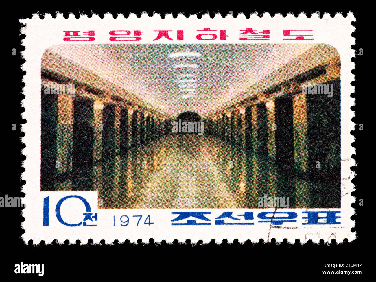 Briefmarke aus Nordkorea, die Darstellung der Pyongyang trainieren Bahnhofshalle, für seine Eröffnung ausgestellt. Stockfoto