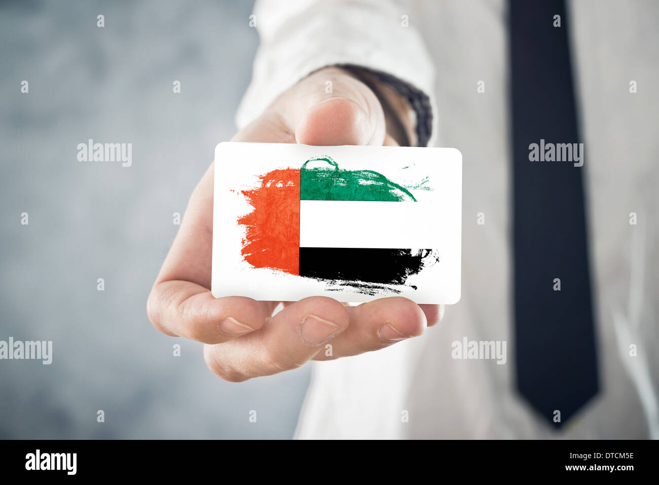 Geschäftsmann hält Visitenkarte mit Flagge Vereinigte Arabische Emirate Stockfoto