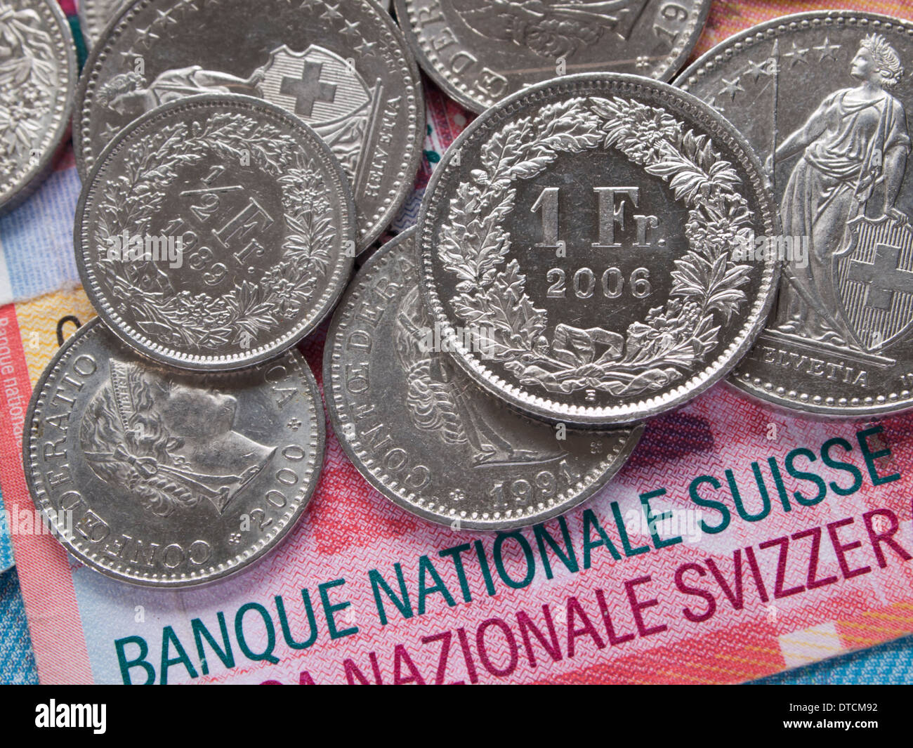 Schweizerfranken-Münzen und-Scheine Stockfoto