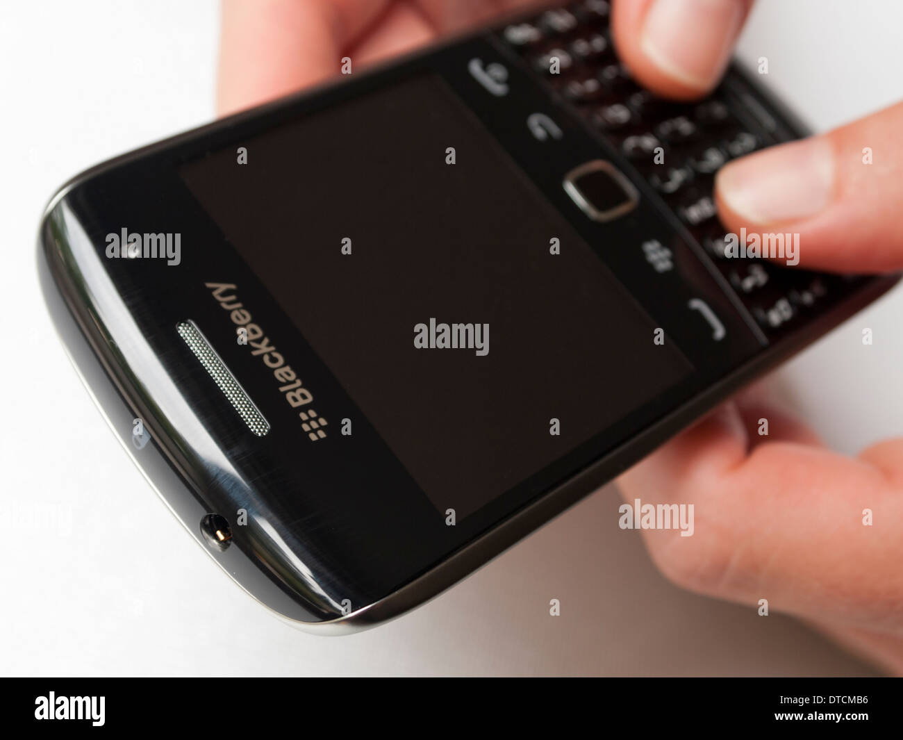 Fingern tippen auf RIM Blackberry handheld smartphone Stockfoto