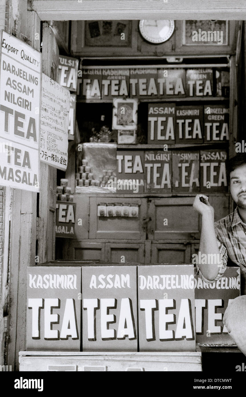 Tee-Shop in Benares Varanasi in Uttar Pradesh in Indien in Südasien. Geschäft verkaufen Tees trinken indische Shop Reisen Wanderlust Stockfoto