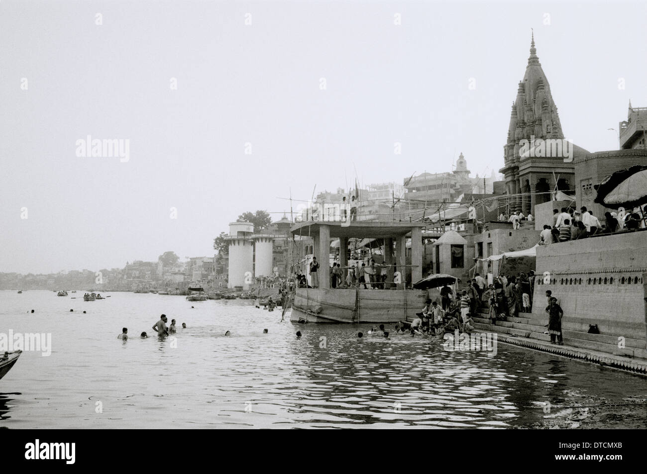 Segeln und Schwimmen am Fluss Ganges in Varanasi Benares in Uttar Pradesh in Indien in Südasien. Segel Landschaft Ruhe Ruhe Bootfahren Reise Stockfoto