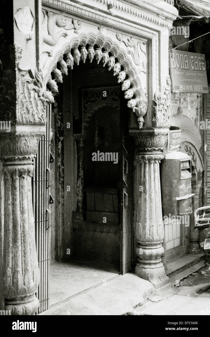 Altstadt in Varanasi Benares in Uttar Pradesh in Indien in Südasien. Fluss Ganges indischen Architektur Gebäude Eingang Reisen Wanderlust Stockfoto