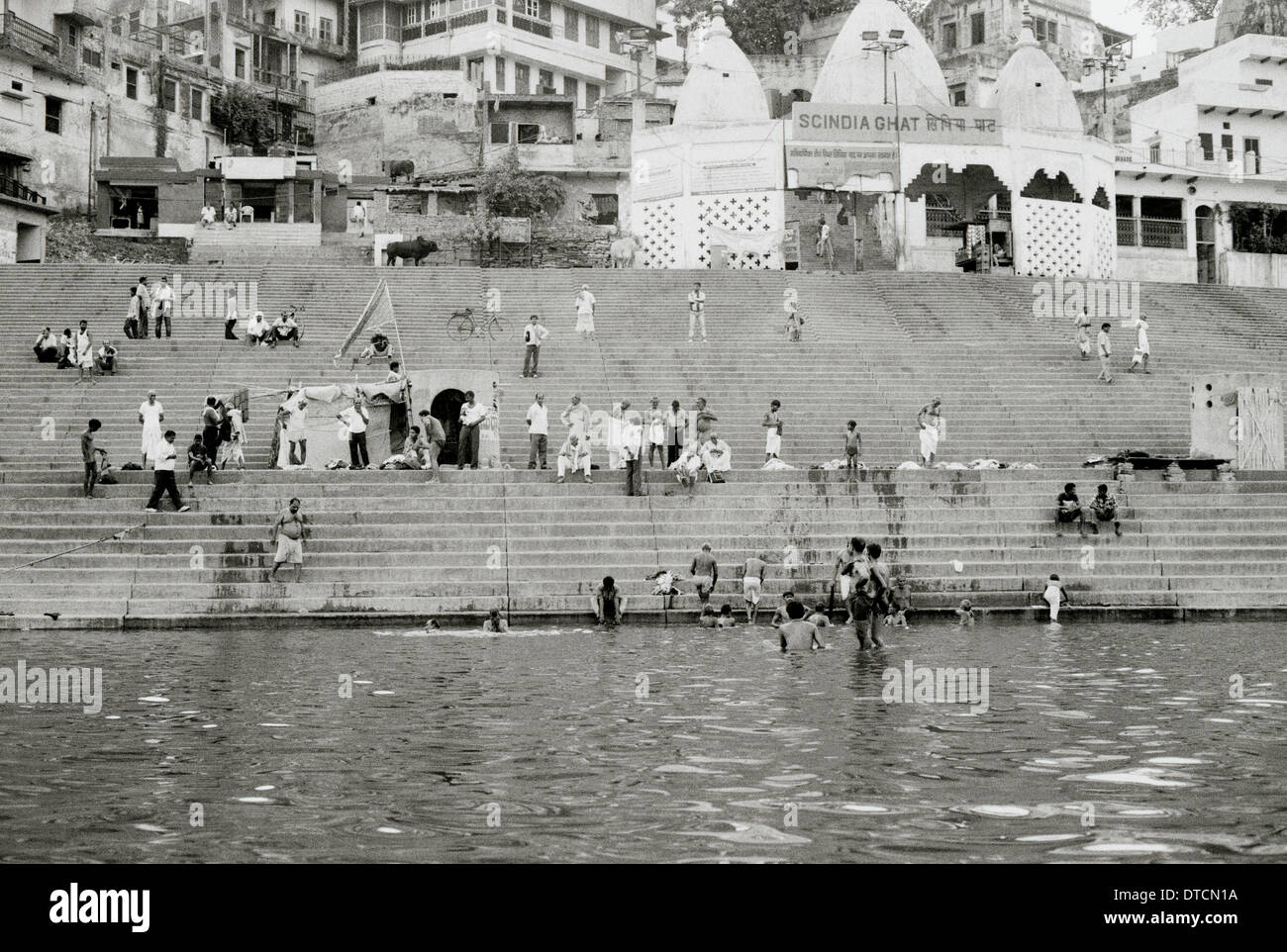 Fluss Ganges Scindia Ghat in Varanasi Benares in Uttar Pradesh in Indien in Südasien. Leben Lifestyle Hindu-Religion religiöse Tempel Menschen reisen Stockfoto Fluss Ganges Scindia Ghat in Varanasi Benares in Uttar Pradesh in Indien in Südasien. Leben Lifestyle Hindu-Religion religiöse Tempel Menschen reisen Stockfoto