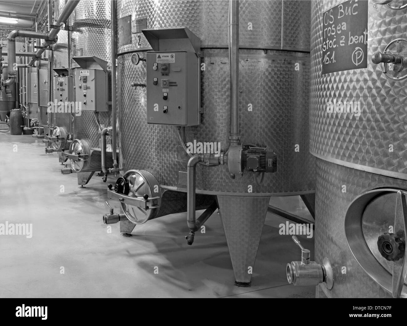 BRATISLAVA, Slowakei - 30. Januar 2014: Indoor von Wein Manu... große slowakischen Hersteller. Moderne große Fass für die Gärung. Stockfoto