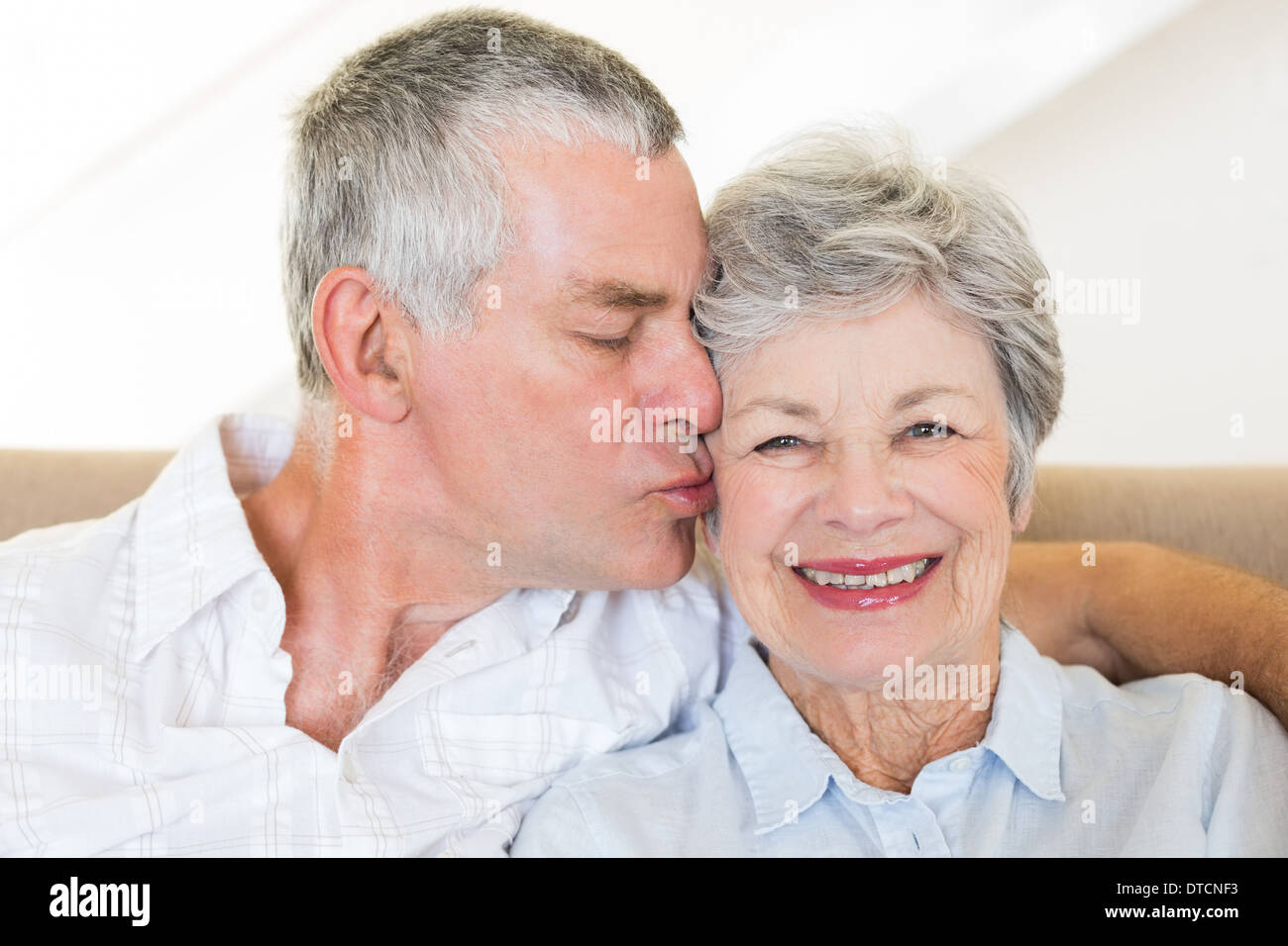 Senior woman Frau auf Wangen küssen Stockfoto