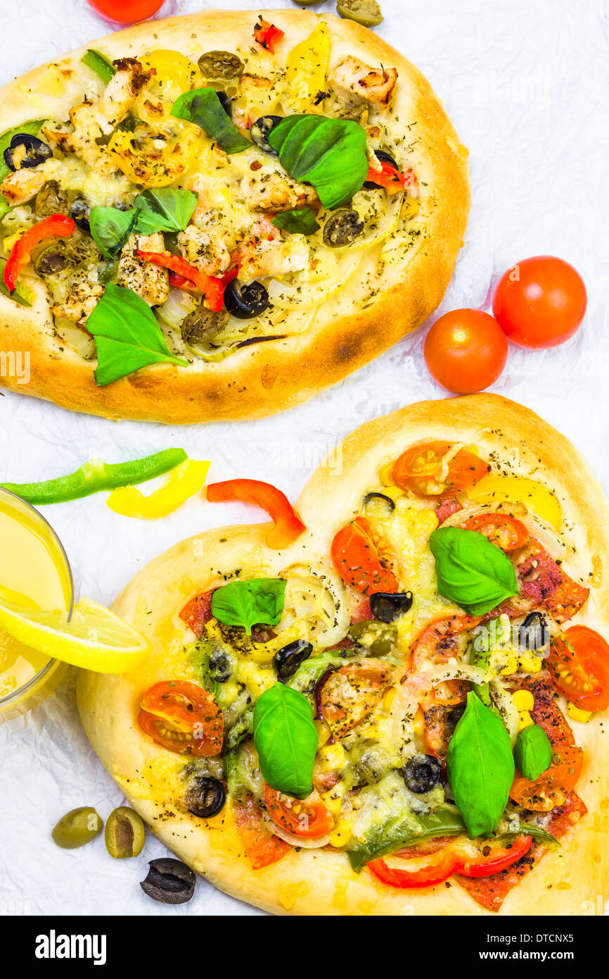 Nahaufnahme von Pizza mit Käse, Fleisch und Gemüse Stockfoto