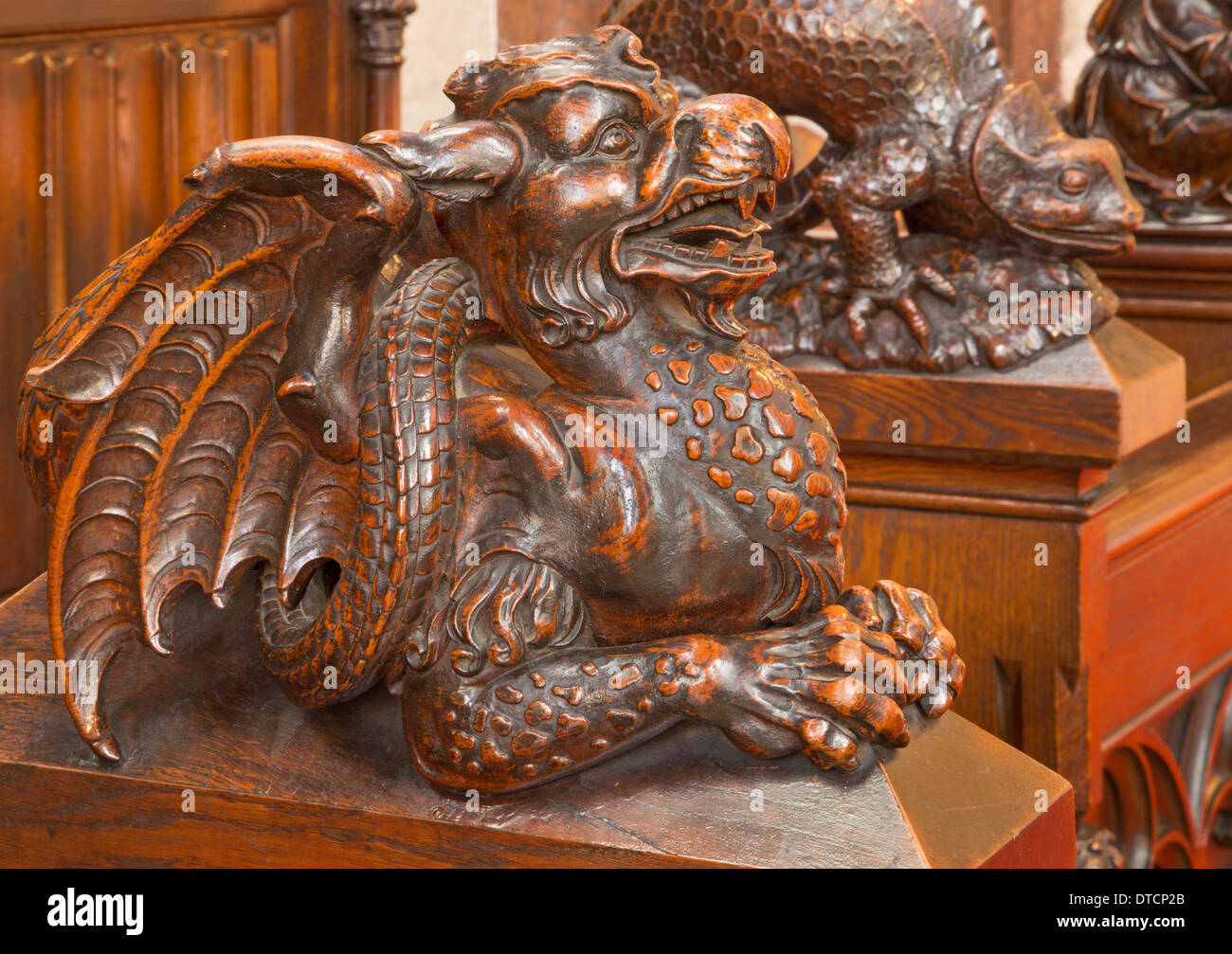 Bratislava - geschnitzten Drachen Skulptur von Bank im Presbyterium in der Kathedrale von st. Matins Stockfoto