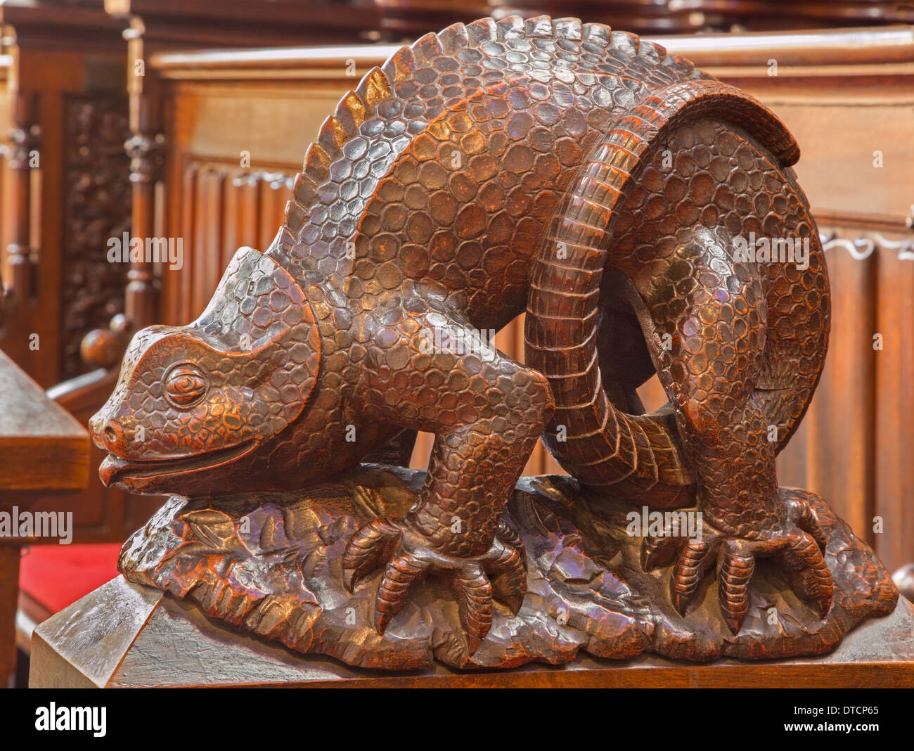 Bratislava - geschnitzt Reptil symbolische Skulptur von Bank im Presbyterium in der Kathedrale von st. Matins Stockfoto
