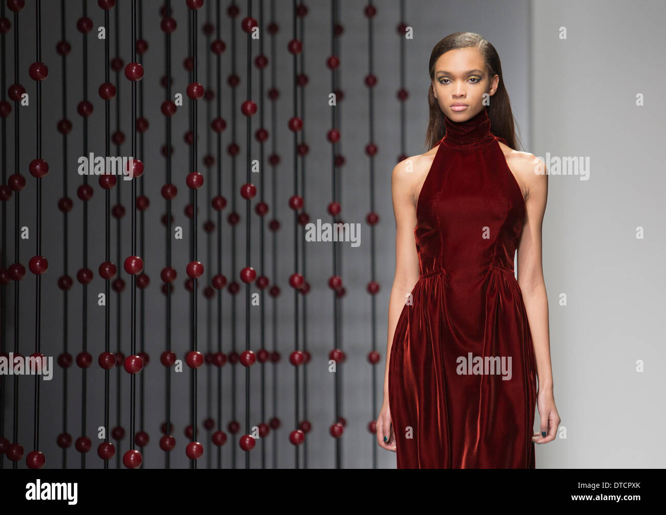 15. Februar 2014, London, England, UK. Ein Modell geht die Start-und Landebahn auf der Emilio De La Morena-Show während der London Fashion Woche AW14 im Somerset House. Bildnachweis: CatwalkFashion/Alamy Live-Nachrichten Stockfoto