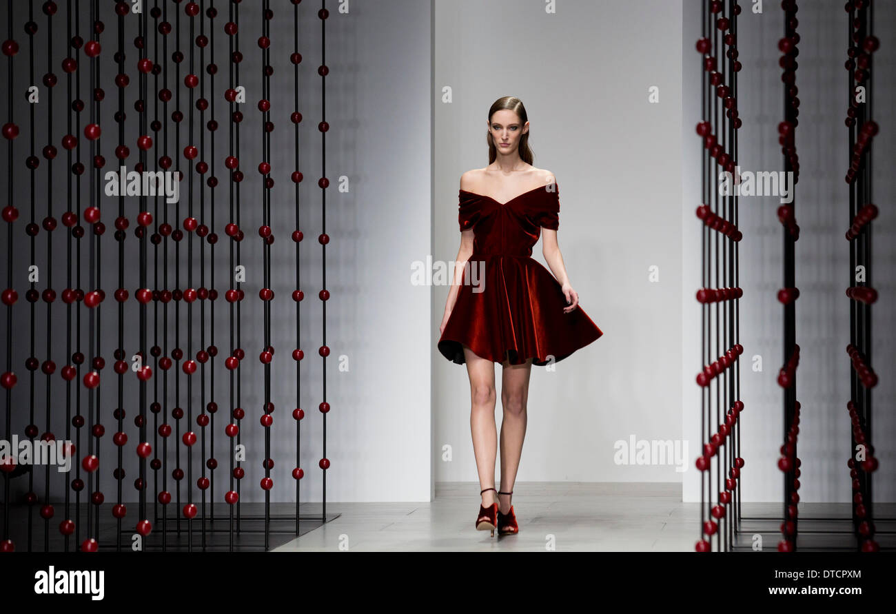 15. Februar 2014, London, England, UK. Ein Modell geht die Start-und Landebahn auf der Emilio De La Morena-Show während der London Fashion Woche AW14 im Somerset House. Bildnachweis: CatwalkFashion/Alamy Live-Nachrichten Stockfoto