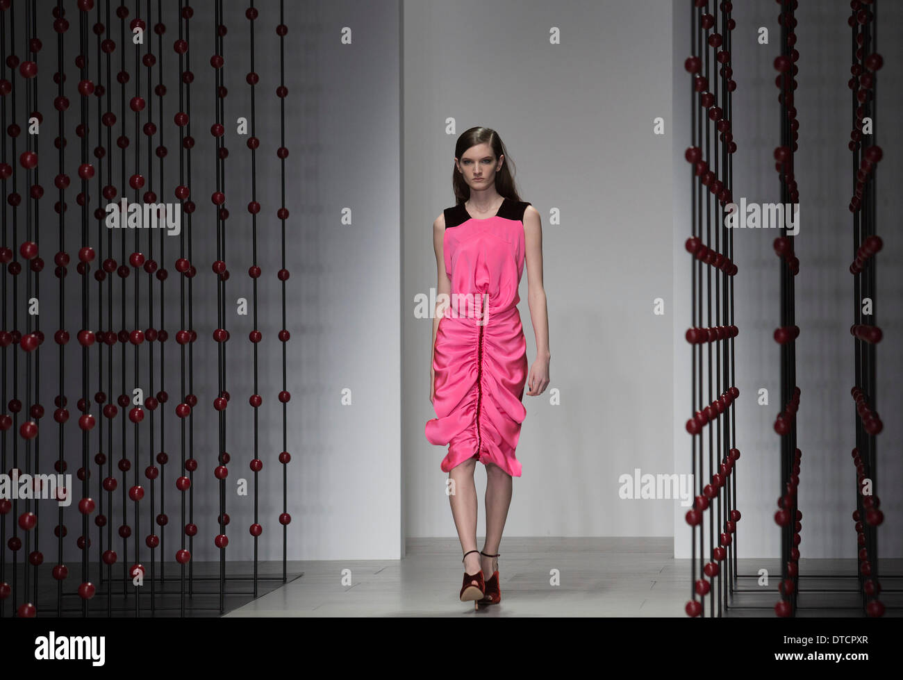 15. Februar 2014, London, England, UK. Ein Modell geht die Start-und Landebahn auf der Emilio De La Morena-Show während der London Fashion Woche AW14 im Somerset House. Bildnachweis: CatwalkFashion/Alamy Live-Nachrichten Stockfoto