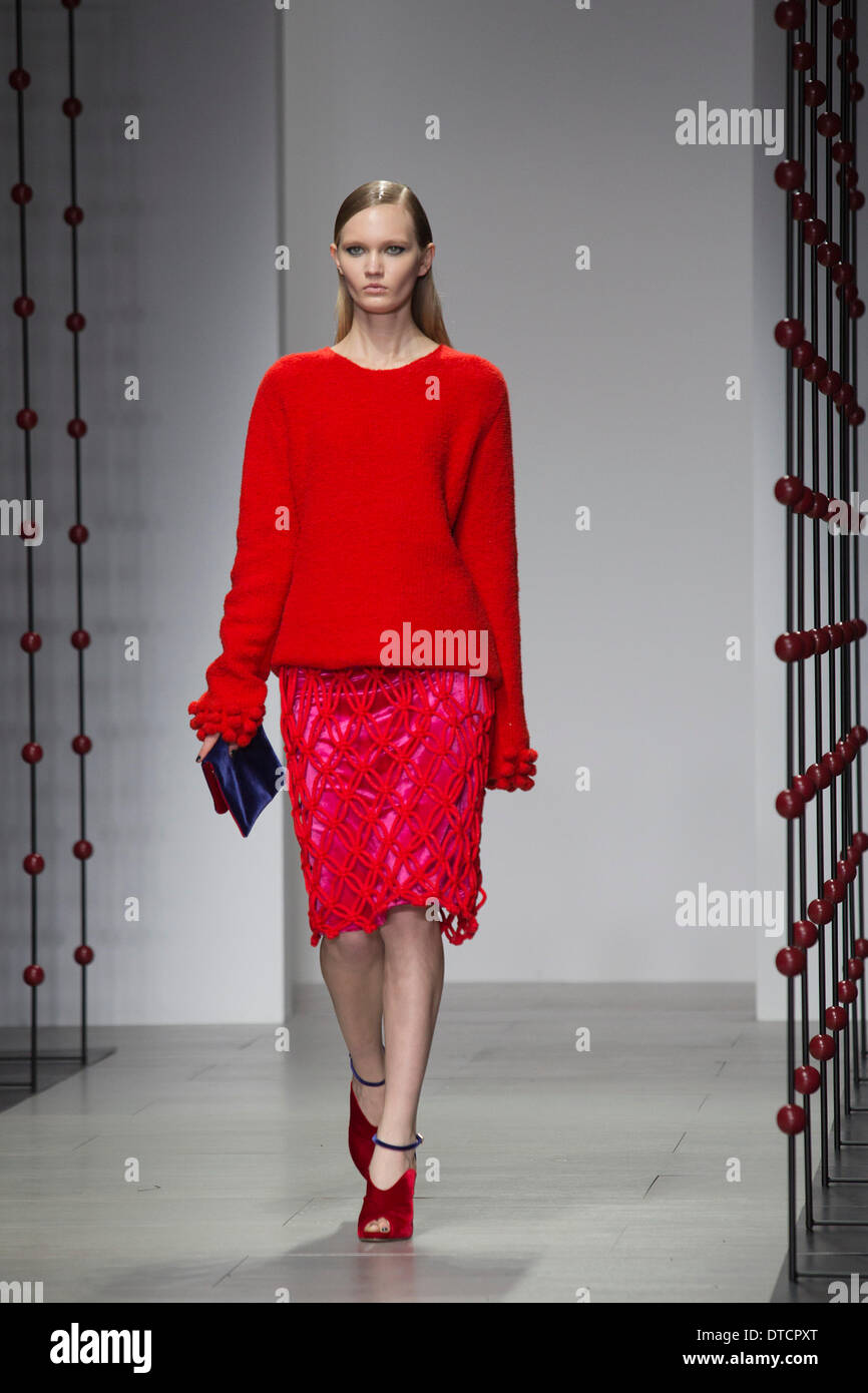 15. Februar 2014, London, England, UK. Ein Modell geht die Start-und Landebahn auf der Emilio De La Morena-Show während der London Fashion Woche AW14 im Somerset House. Bildnachweis: CatwalkFashion/Alamy Live-Nachrichten Stockfoto