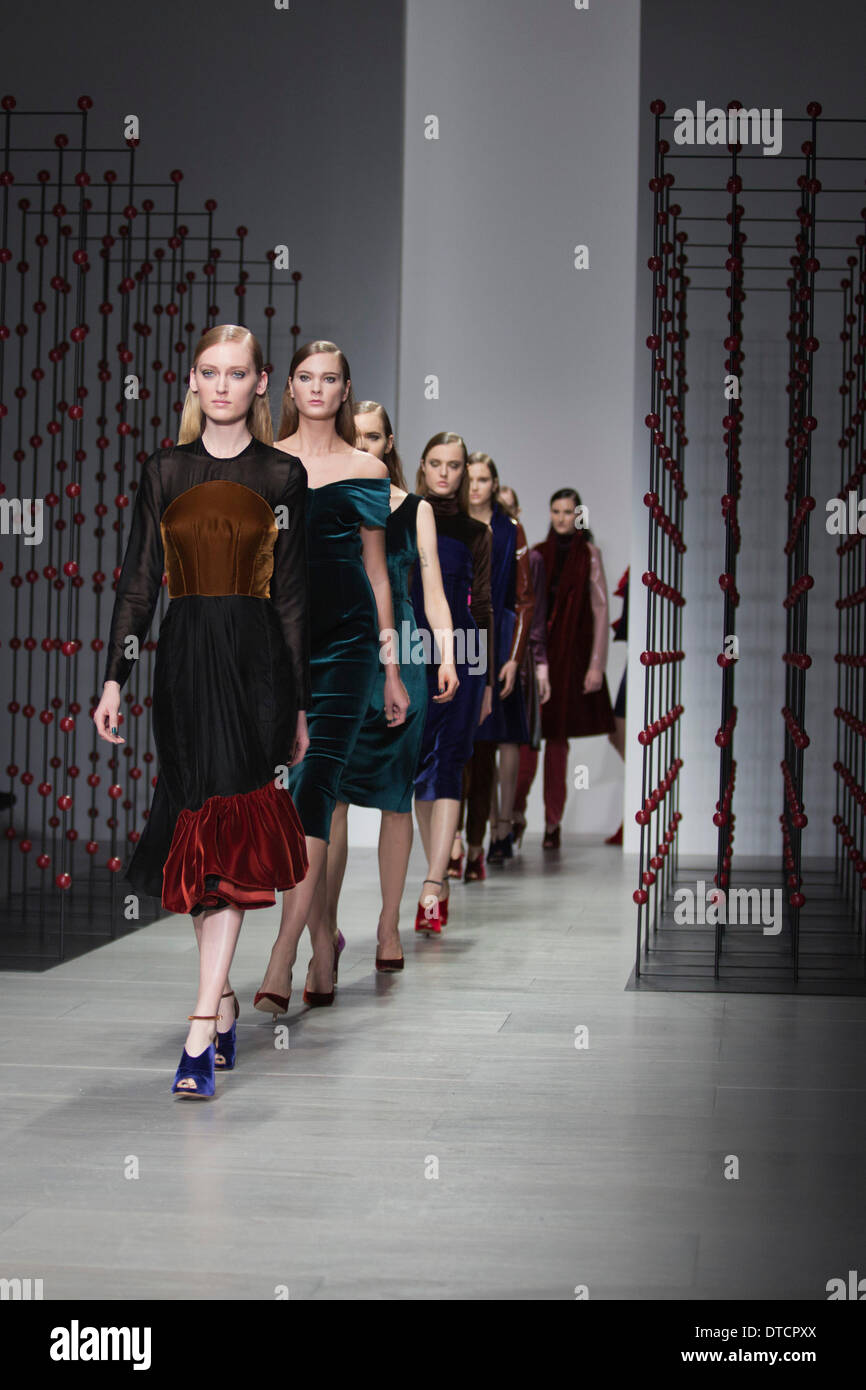 15. Februar 2014, London, England, UK. Ein Modell geht die Start-und Landebahn auf der Emilio De La Morena-Show während der London Fashion Woche AW14 im Somerset House. Bildnachweis: CatwalkFashion/Alamy Live-Nachrichten Stockfoto