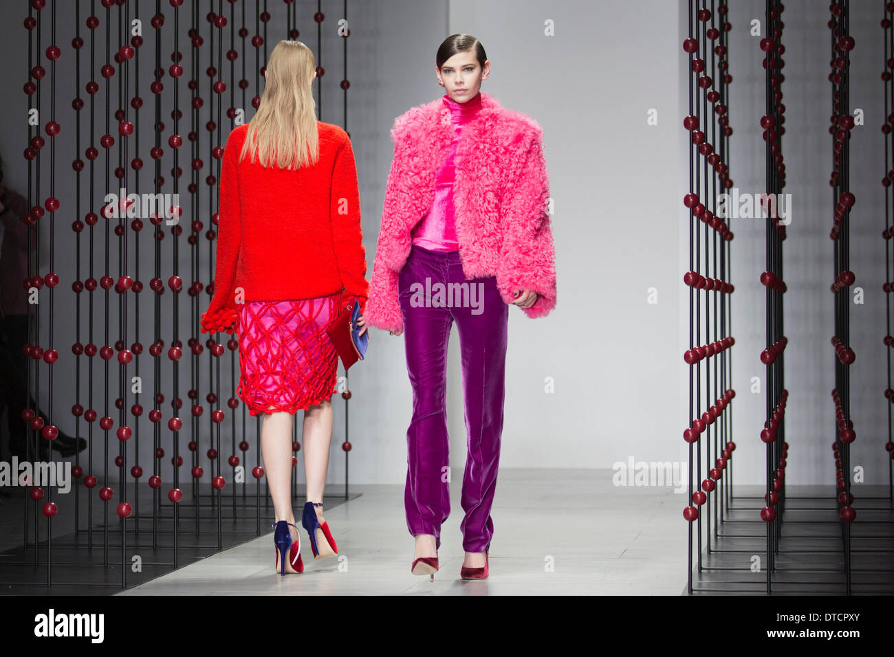 15. Februar 2014, London, England, UK. Ein Modell geht die Start-und Landebahn auf der Emilio De La Morena-Show während der London Fashion Woche AW14 im Somerset House. Bildnachweis: CatwalkFashion/Alamy Live-Nachrichten Stockfoto