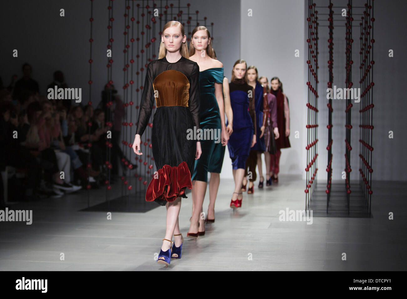 15. Februar 2014, London, England, UK. Ein Modell geht die Start-und Landebahn auf der Emilio De La Morena-Show während der London Fashion Woche AW14 im Somerset House. Bildnachweis: CatwalkFashion/Alamy Live-Nachrichten Stockfoto